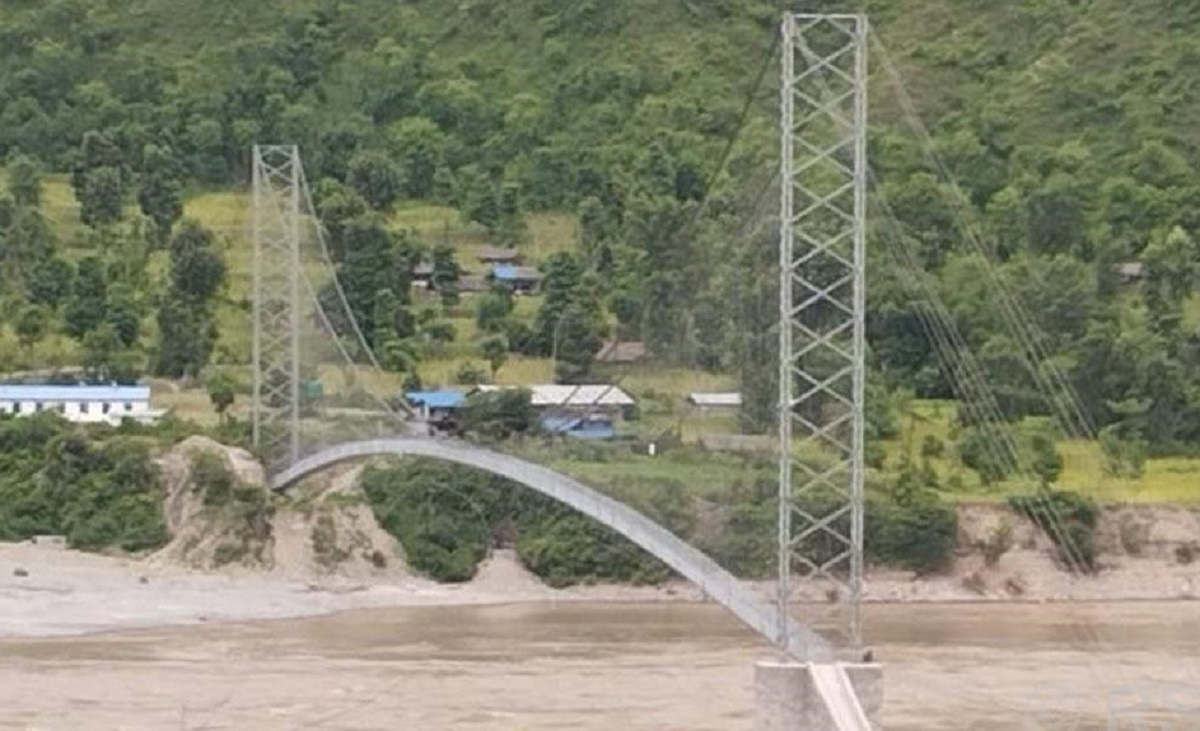 सुनकोशीमा झोलुङ्गे पुल बनेपछि डुंगा चढेर वारपार गर्नुपर्ने बाध्यता हट्यो